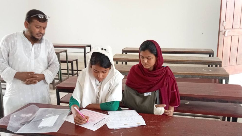 ইউএনওর সহায়তায় পরীক্ষা দিল সেই বিথী