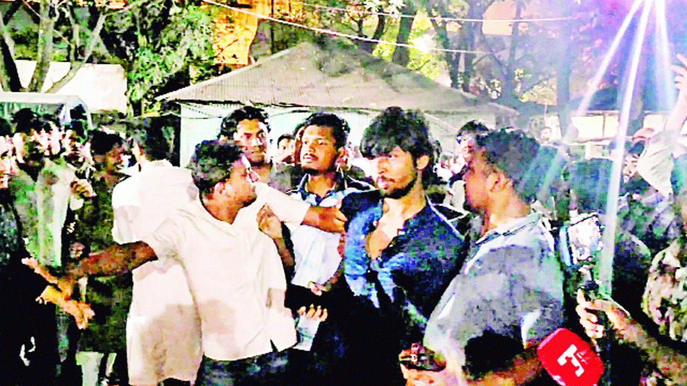 শাহবাগে ডাকসু নেতা ও সাংবাদিকসহ আহত ১২
