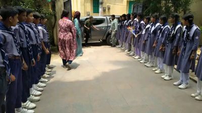 শিক্ষার্থীদের সড়কে দাঁড় করিয়ে ইউএনওকে ফুল দেওয়ার ঘটনায় বিতর্ক