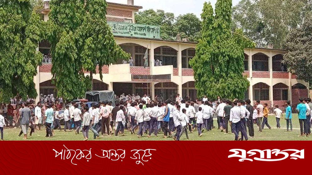 প্রাইভেট পড়াতে রাজি না হওয়ায় শিক্ষকের ওপর হামলা, পুলিশের গাড়ি ভাঙচুর
