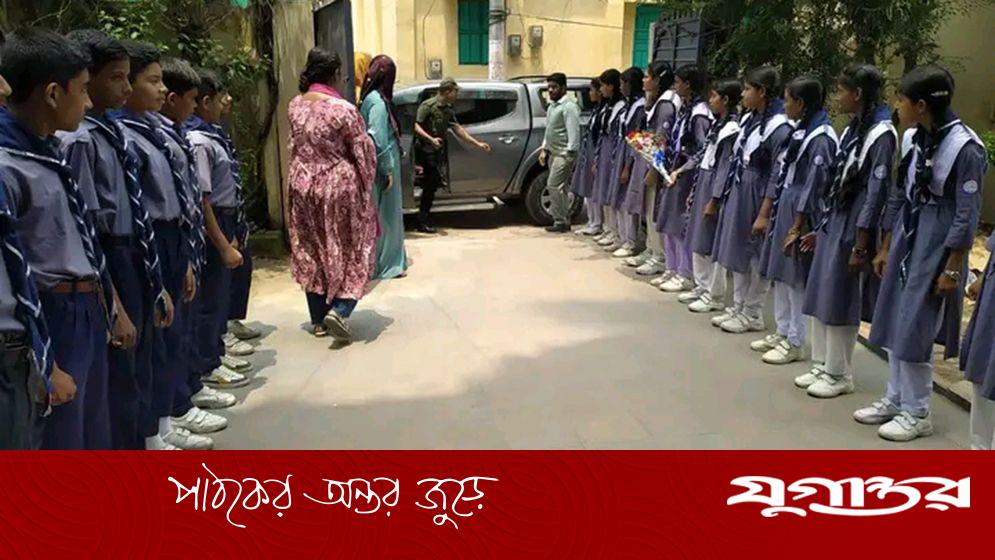 শিক্ষার্থীদের সড়কে দাঁড় করিয়ে ইউএনওকে ফুল দেওয়া নিয়ে বিতর্ক