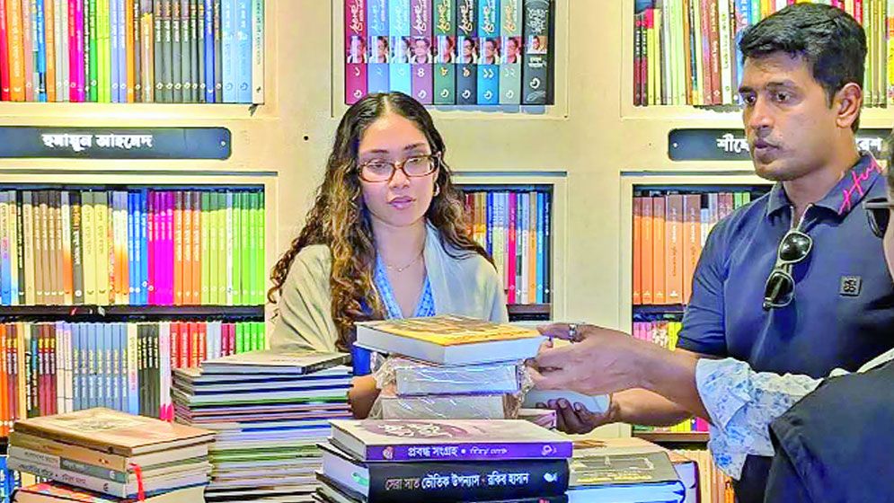 বিশ্বসাহিত্যকেন্দ্র থেকে বই কিনলেন জাইমা রহমান