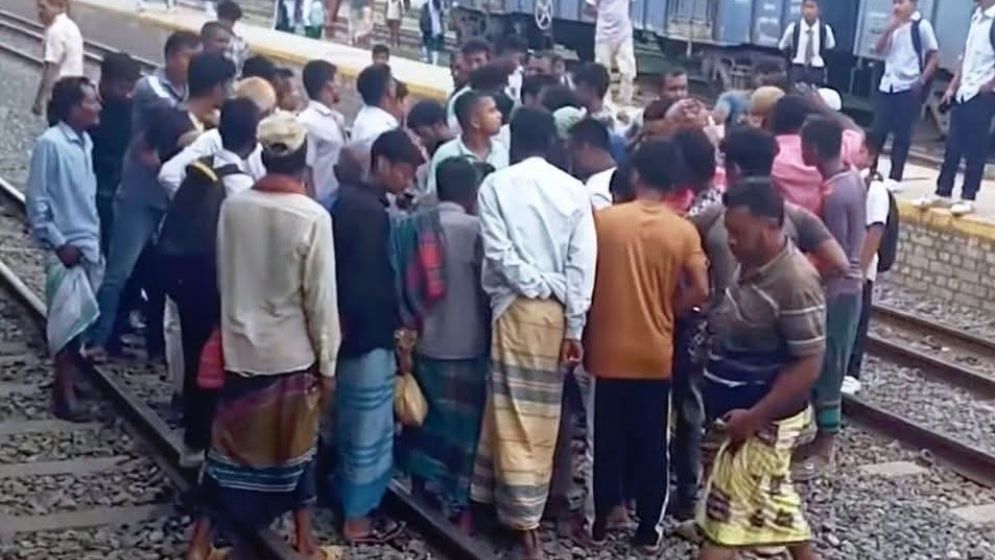 চলন্ত ট্রেনে মাথা বের করেছিলেন যাত্রী, হারাতে হলো প্রাণ