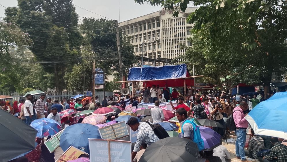 যোগদানের আশায় আগের চাকরি ছেড়েছেন অনেকে