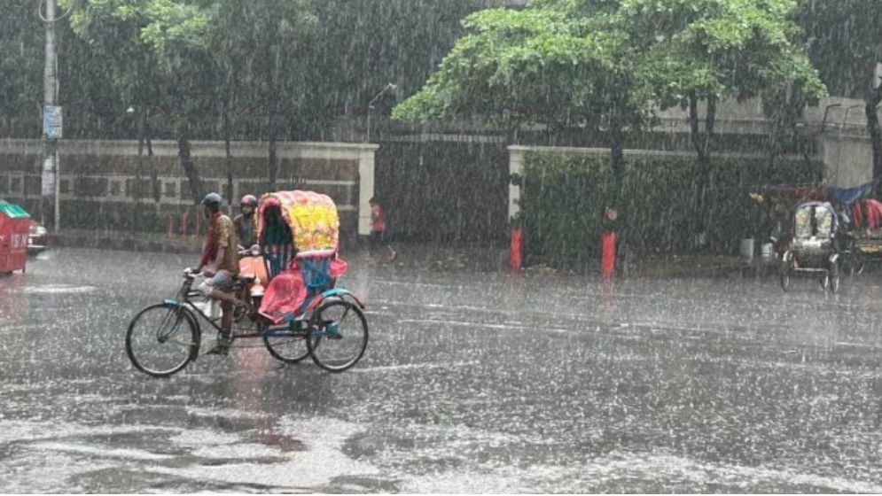 তপ্ত ঢাকায় স্বস্তির বৃষ্টি