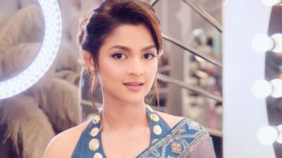 পোশাক-মেকআপে স্নিগ্ধতা ছড়ালেন সাদিয়া আয়মান