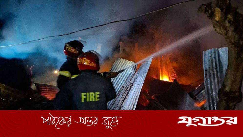 নরসিংদীতে প্রেমঘটিত বিরোধে কুপিয়ে জখম, বাড়িতে আগুন