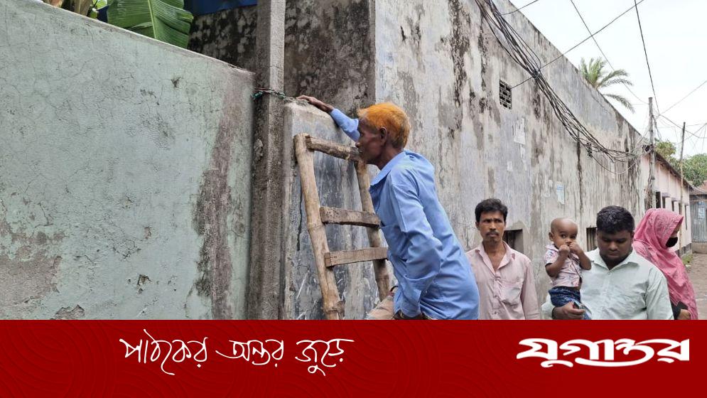চাঁদা না পেয়ে গাজীপুরে রাস্তা বন্ধ, মই দিয়ে যাতায়াত