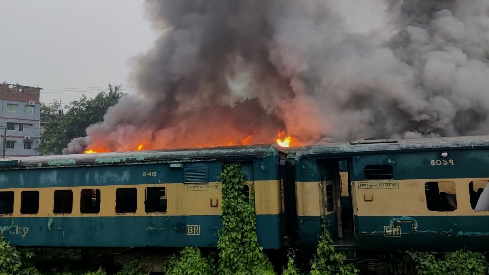 নেশা করতে না দেওয়ায় চট্টগ্রামে পরিত্যক্ত ট্রেনের বগিতে আগুন