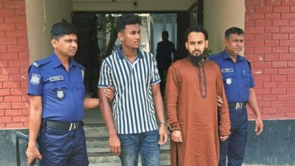 রাজবাড়ীতে কর্তব্যরত পুলিশ সদস্যকে মারধর, শ্যালক-দুলাভাই আটক