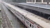 ৭০০ যাত্রী নিয়ে সাড়ে ৫ ঘণ্টা আটকা চট্টলা এক্সপ্রেস