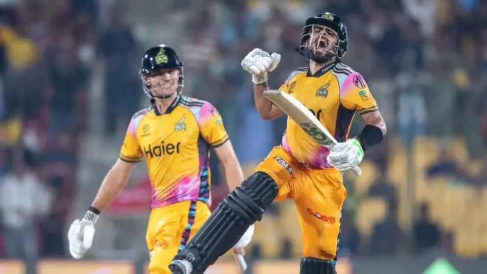 বাবরের রেকর্ডগড়া সেঞ্চুরিতে ফাইনালে পেশোয়ার