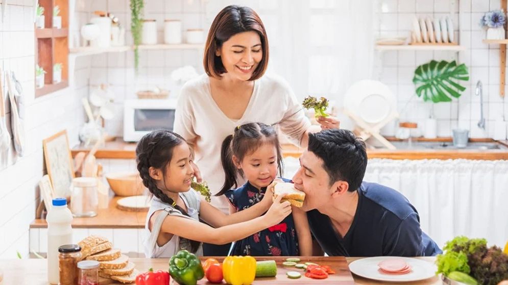 বৃষ্টির দিনে ঘরে বন্দি? জানুন উপভোগের উপায়