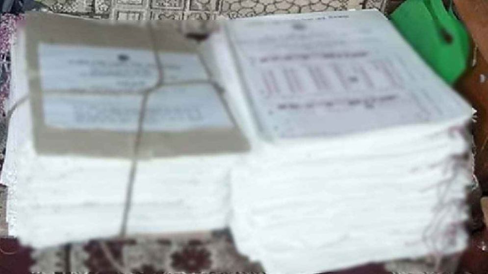 রাস্তায় পাওয়া গেল এসএসসি পরীক্ষার খাতা