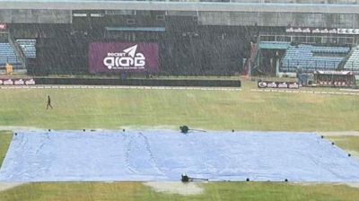 বৃষ্টিতে হয়নি টস, খেলা শুরু হতে দেরি