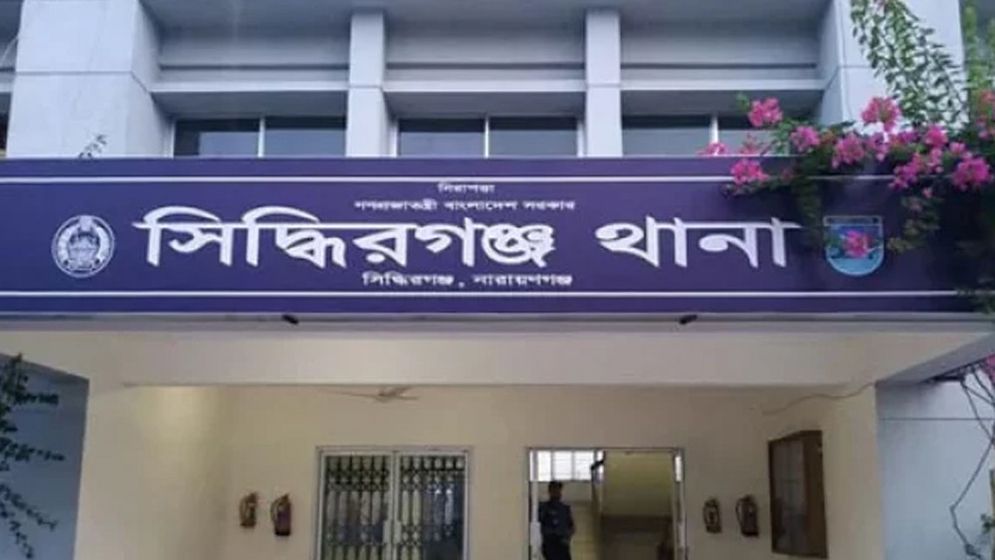 গণঅভ্যুত্থানে সিদ্ধিরগঞ্জ থানা থেকে লুট পিস্তল-গুলি উদ্ধার
