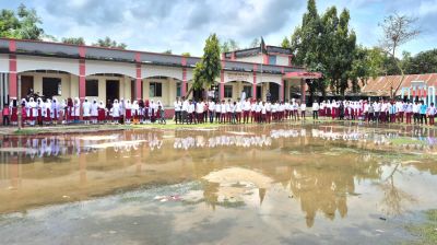 স্কুলমাঠ সংস্কারের দাবিতে শিক্ষার্থীদের ক্লাস বর্জন
