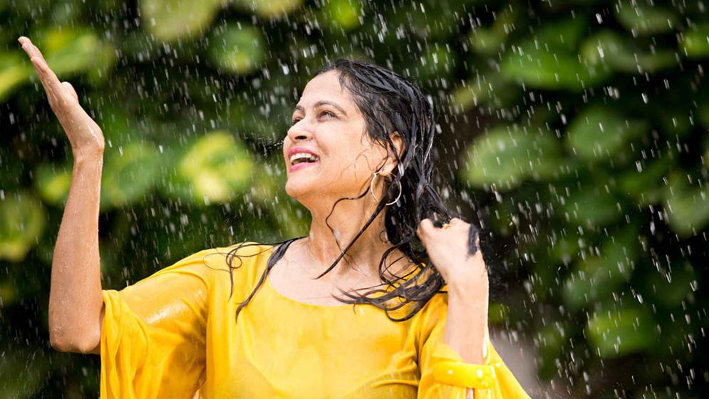 বৃষ্টিতে ভিজলে নাকি জ্বর সেরে যায়, এটা কি শুধুই কুসংস্কার
