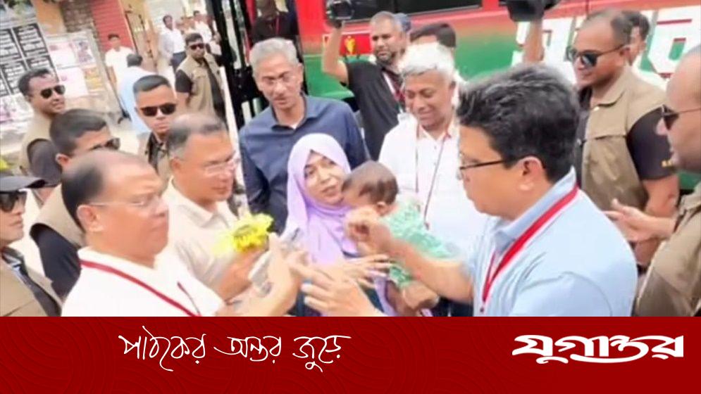 বাস থেকে ডেকে নেওয়া শিশুর জন্য প্রধানমন্ত্রীর উপহার