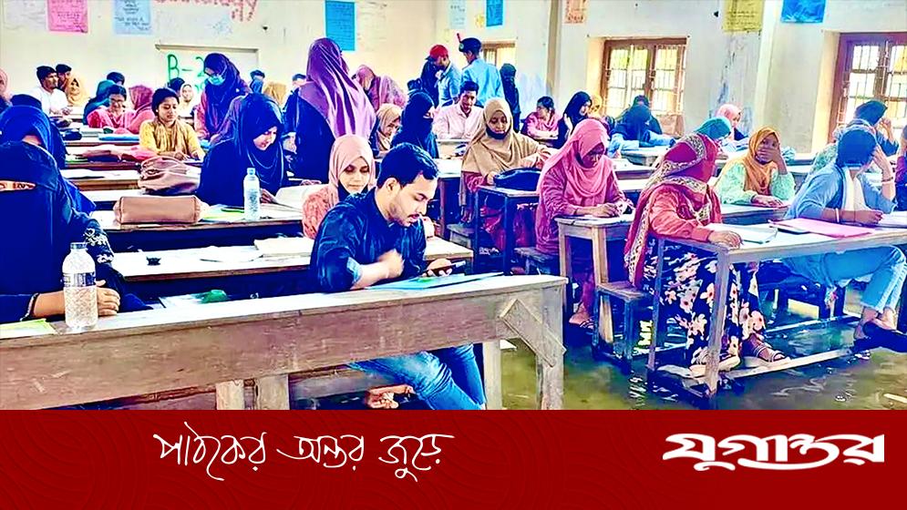 কুমিল্লায় পানির মধ্যে পরীক্ষা দিলেন ভিক্টোরিয়া কলেজের শিক্ষার্থীরা