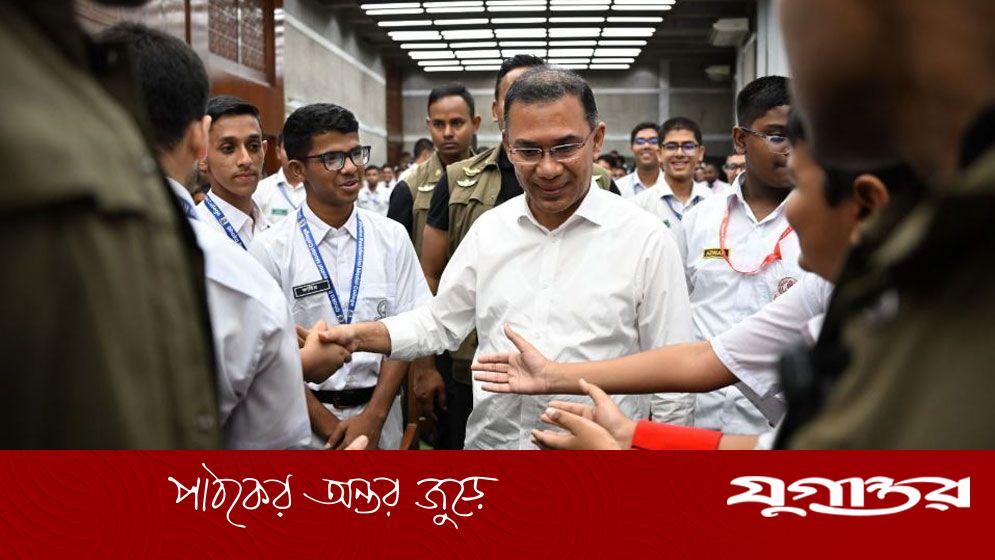 প্রাক্তন কলেজের শিক্ষার্থীদের সঙ্গে প্রধানমন্ত্রীর শুভেচ্ছা বিনিময়
