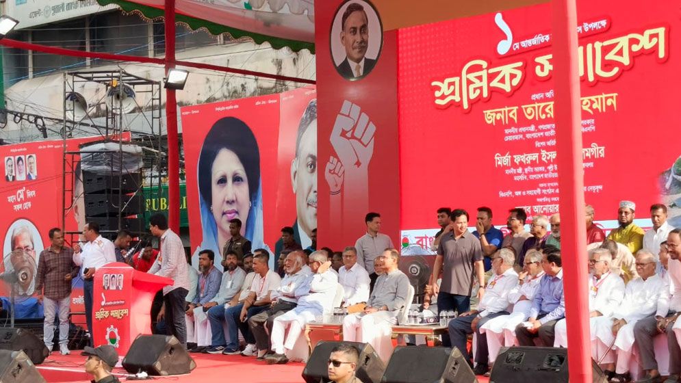 নয়াপল্টনে শ্রমিক সমাবেশ মঞ্চে তারেক রহমান
