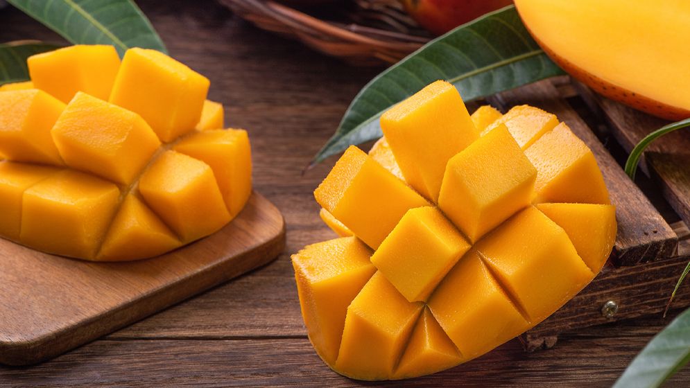 আম খেলে শরীরের তাপমাত্রা বাড়ে, আসলেই কি তাই?