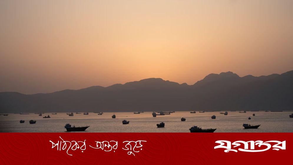 পরমাণু আলোচনার আগেই হরমুজ প্রণালি খুলে দিতে চায় ইরান
