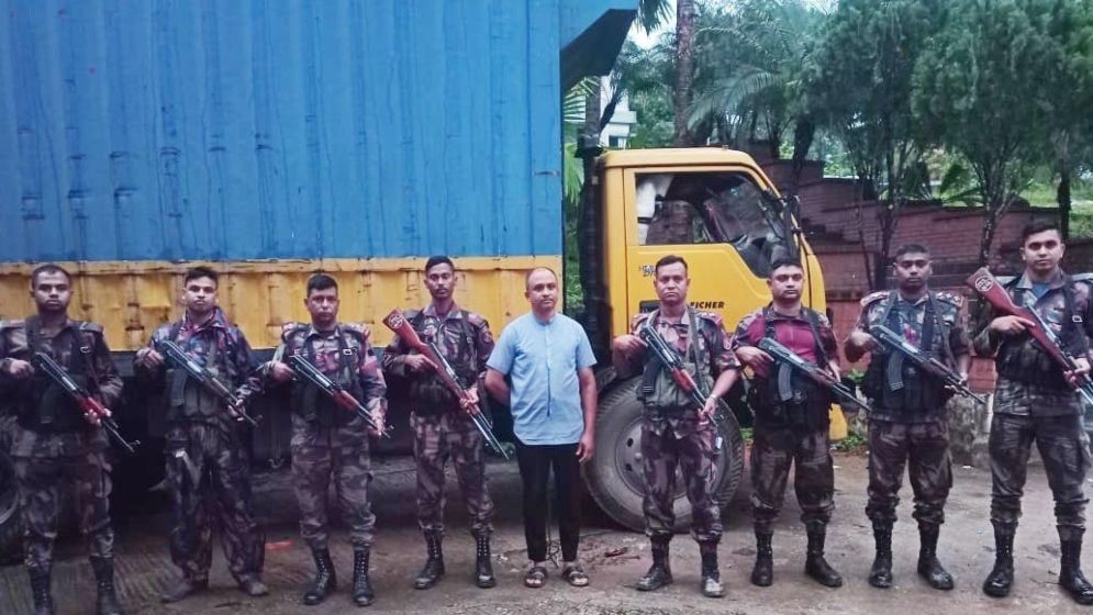 বড়লেখায় দেড় কোটি টাকার অবৈধ চালান জব্দ, হামলায় বিজিবি সদস্য আহত