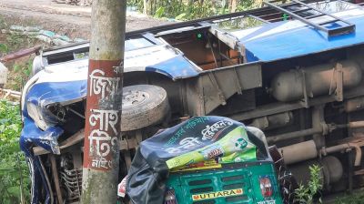 বাসের ধাক্কায় স্বামী-স্ত্রী এবং বাবা-মেয়েসহ নিহত ৬