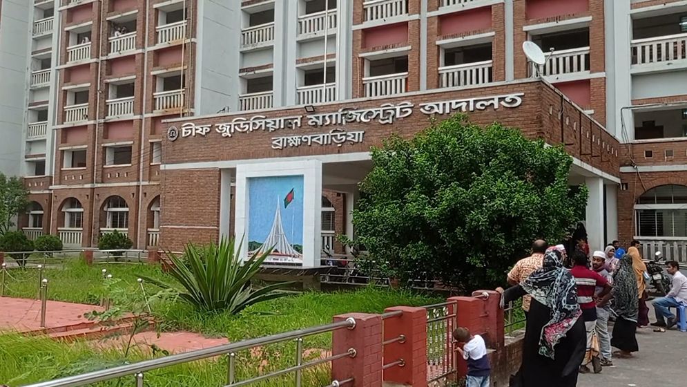 আদালত চত্বরে পুলিশের হাত থেকে পালাল আসামি, আরেকজনকে ধরল জনতা