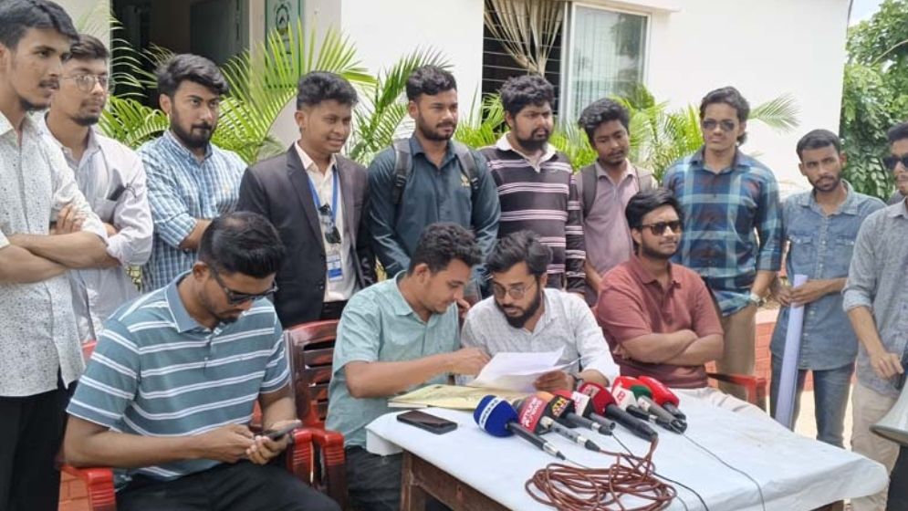রাবিপ্রবিতে উপাচার্য কার্যালয়ে ছাত্রদলের তালা, ভিসি বললেন ষড়যন্ত্র