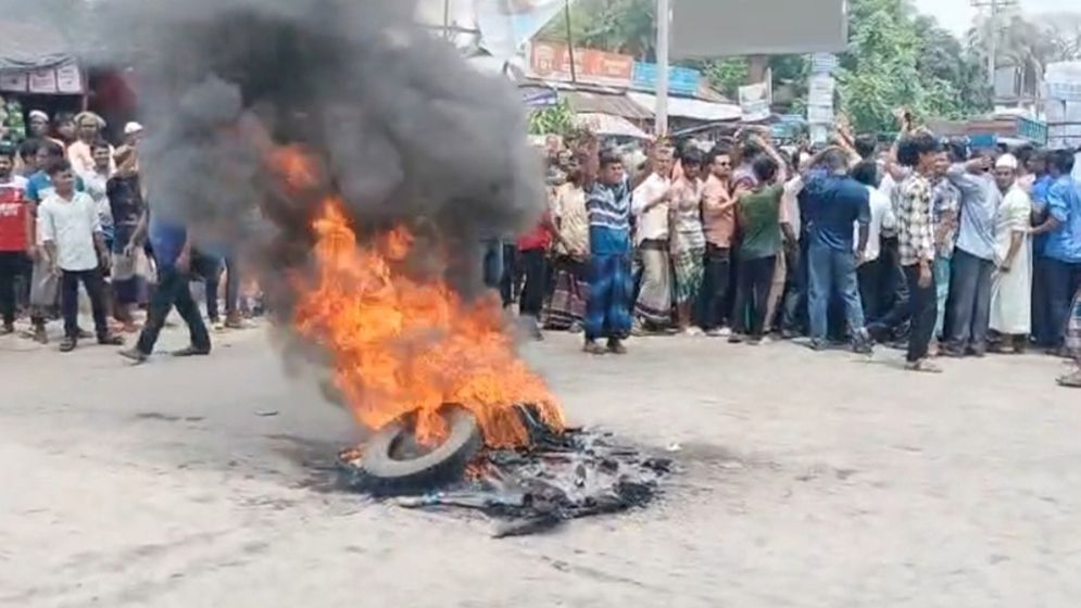 বিএনপি নেতাকে আটকের প্রতিবাদে ভোলায় আগুন জ্বালিয়ে সড়ক অবরোধ