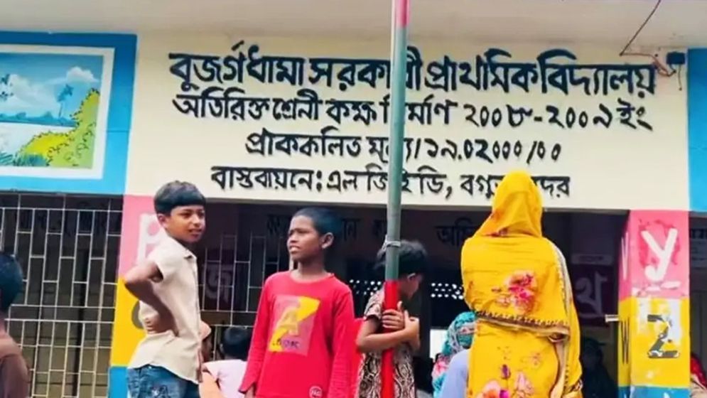 স্কুলের গাছের আম খাওয়ায় ৩ শিক্ষার্থীর গলায় জুতার মালা