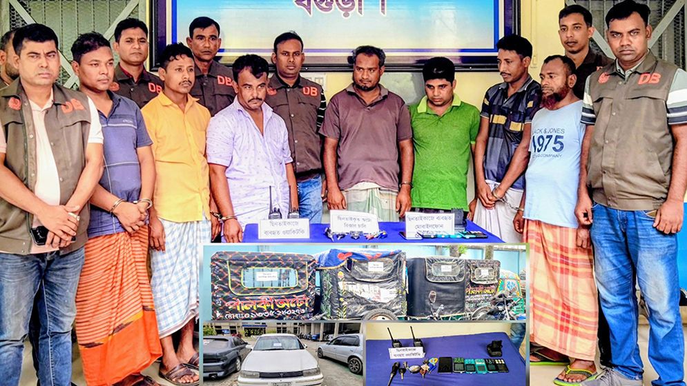 তারা কখনো ডিবি পুলিশ কখনো সাংবাদিক!