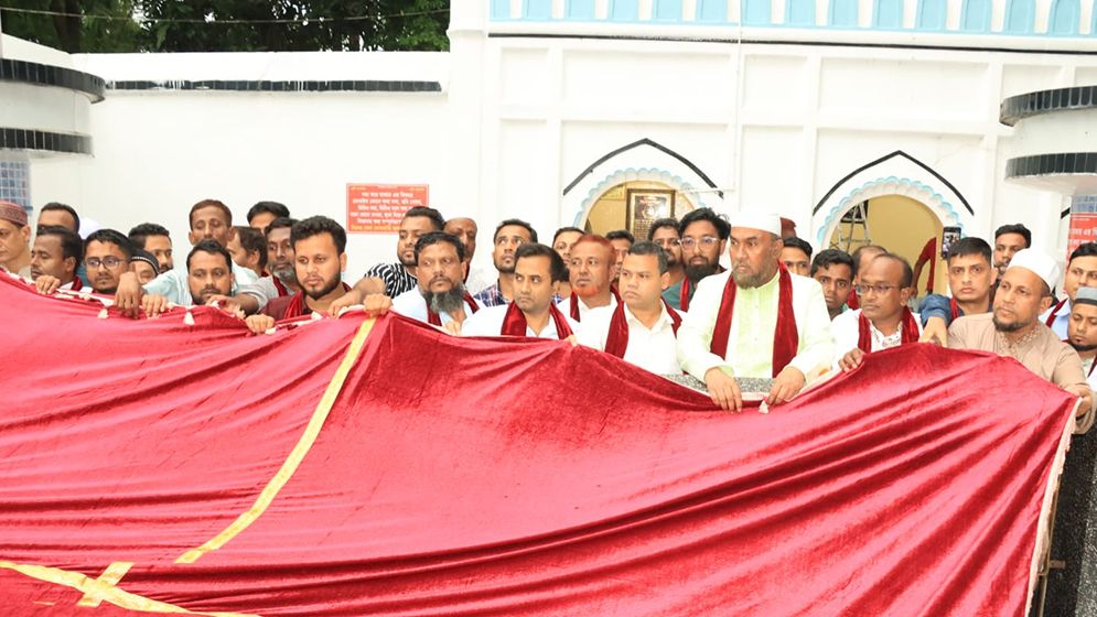 শাহজালাল (র.) মাজারে প্রধানমন্ত্রীর গিলাফ