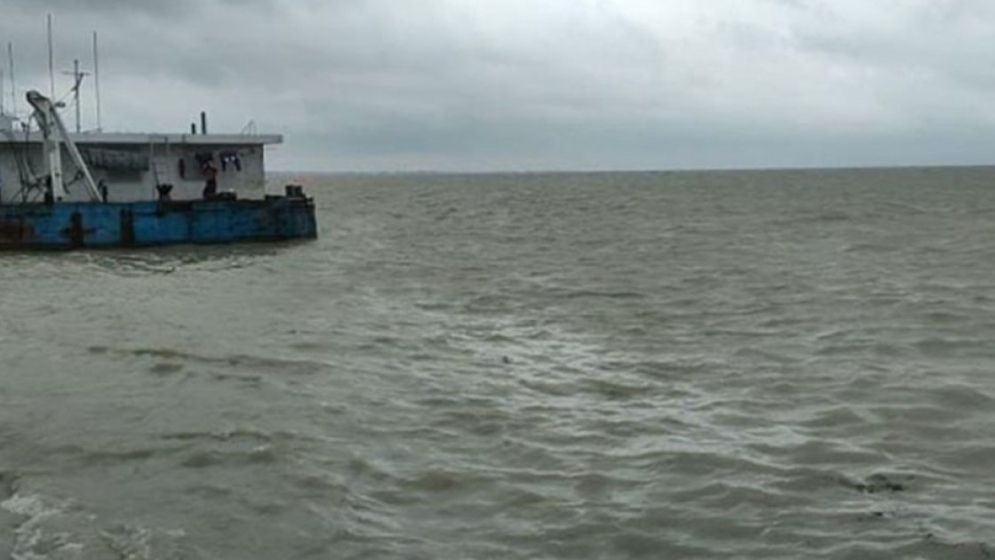 বৈরী আবহাওয়ায় পাটুরিয়া-দৌলতদিয়ায় ফেরি চলাচল বন্ধ