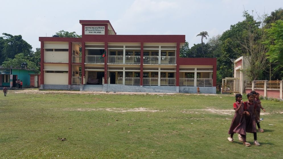মাগুরায় প্রাথমিক বিদ্যালয়ের শিশুদের কিনতে হচ্ছে পরীক্ষার প্রশ্ন ও উত্তরপত্র