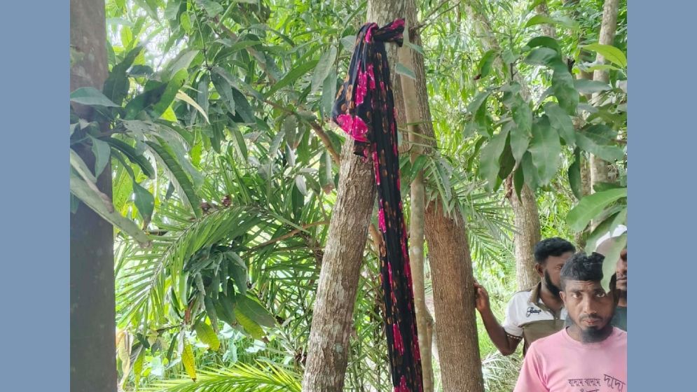 গলায় ওড়না পেঁচানো, নারীর পোশাকে ঝুলছিল যুবকের লাশ