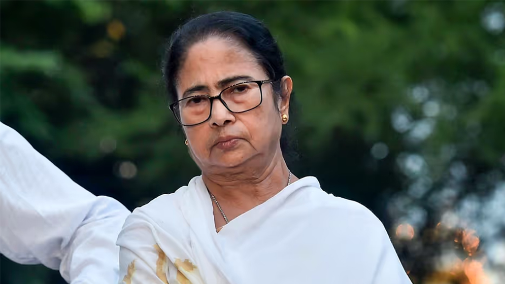 মমতার নিয়োগ দেওয়া অবসরপ্রাপ্ত আমলাদের অফিসে আসতে নিষেধ