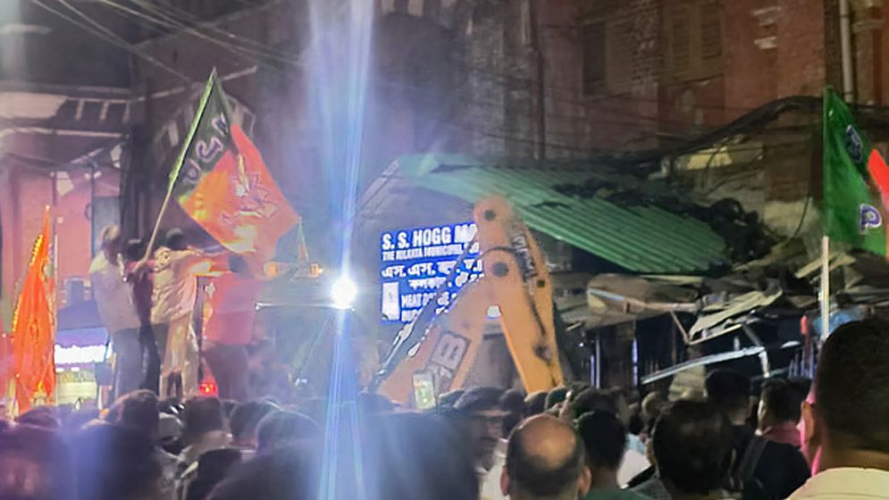 ‘জয় শ্রীরাম’ স্লোগান দিয়ে বুলডোজারে গুঁড়িয়ে দেওয়া হলো নিউমার্কেটের দোকান
