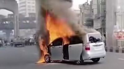 রাজধানীতে চলন্ত প্রাইভেটকারে আগুন