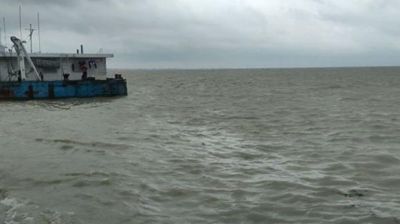 বৈরী আবহাওয়ায় পাটুরিয়া-দৌলতদিয়ায় ফেরি চলাচল বন্ধ