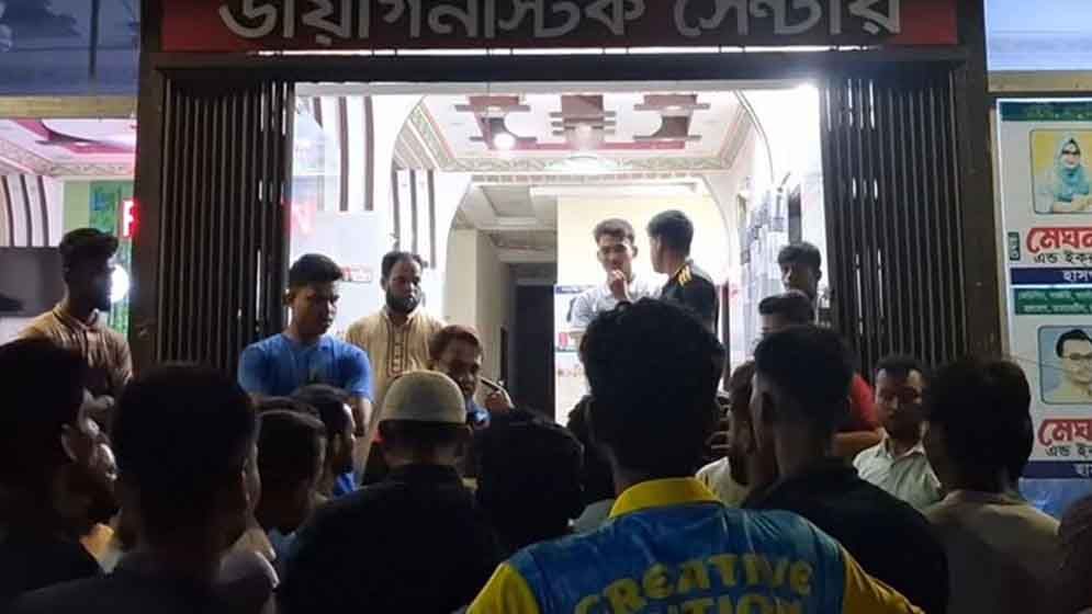 চিকিৎসকের অবহেলায় প্রসূতির মৃত্যুর অভিযোগে হাসপাতাল ভাঙচুর