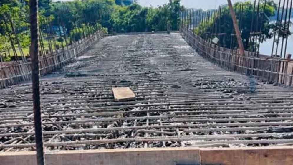 ফেঞ্চুগঞ্জে ঢালাইয়ের পরপরই ধসে পড়ল সেতু