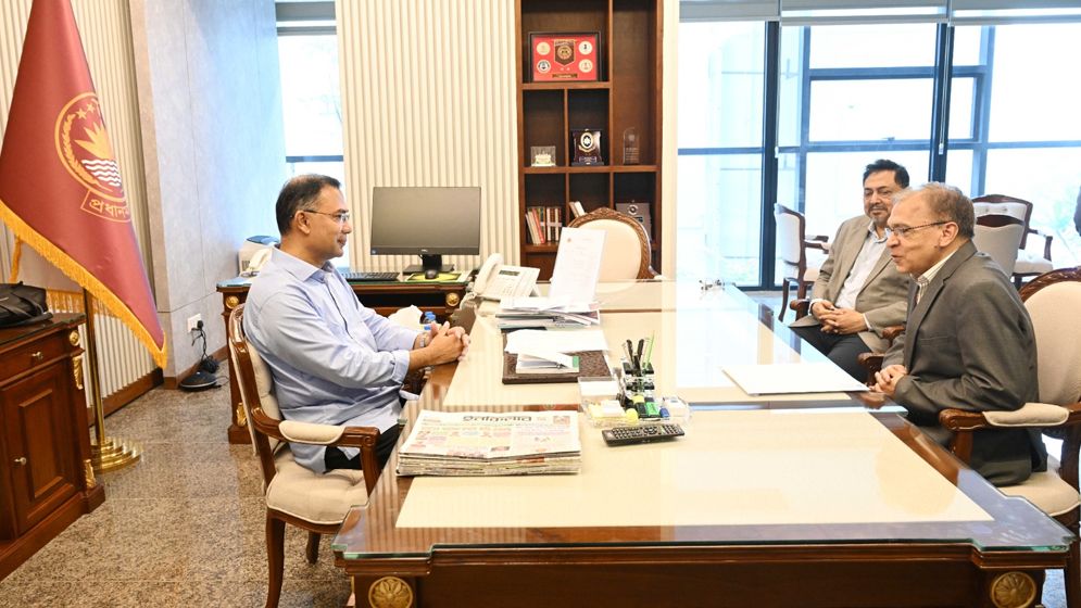 প্রধানমন্ত্রীর সঙ্গে টিআইবির নির্বাহী পরিচালকের সাক্ষাৎ