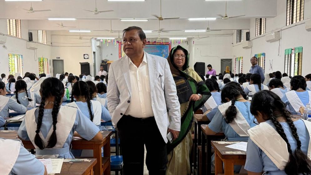 এসএসসি পরীক্ষাকেন্দ্র পরিদর্শনে মাধ্যমিক ও উচ্চশিক্ষা বিভাগের সচিব
