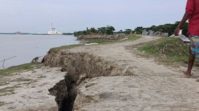 তালতলীতে বেড়িবাঁধে ভয়াবহ ফাটল, ঝুঁকিতে ১৫ গ্রামের মানুষ