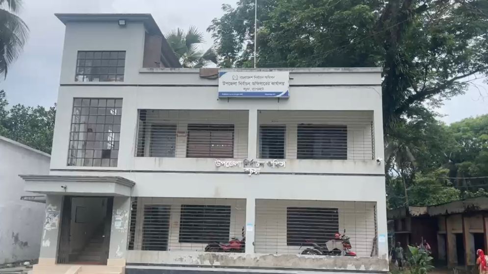 নির্বাচন অফিসের দুই কর্মচারীর বিরুদ্ধে সেবাগ্রহিতাকে কুপ্রস্তাব দেওয়ার অভিযোগ