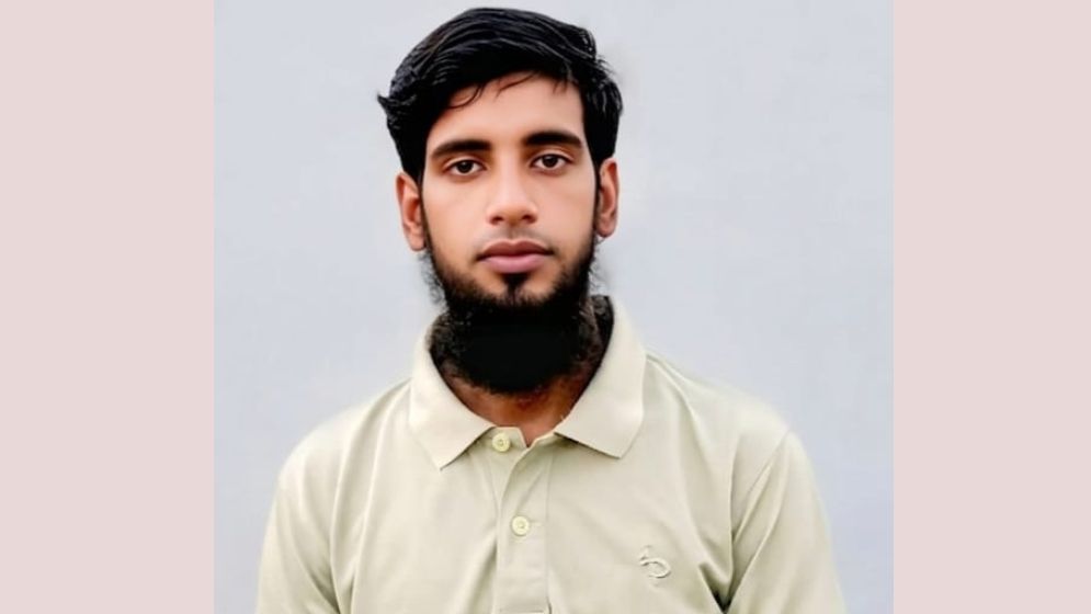 ফেসবুকে পোস্ট দিয়ে সরকারি কর্মচারীর আত্মহত্যা
